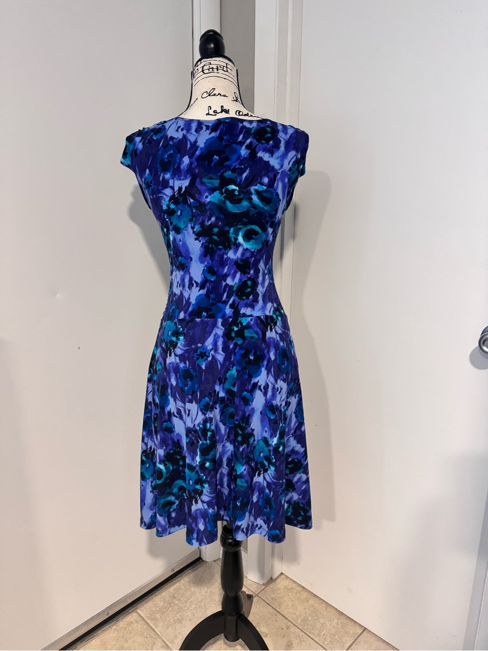 En Focus dress - Picture 3 of 7
